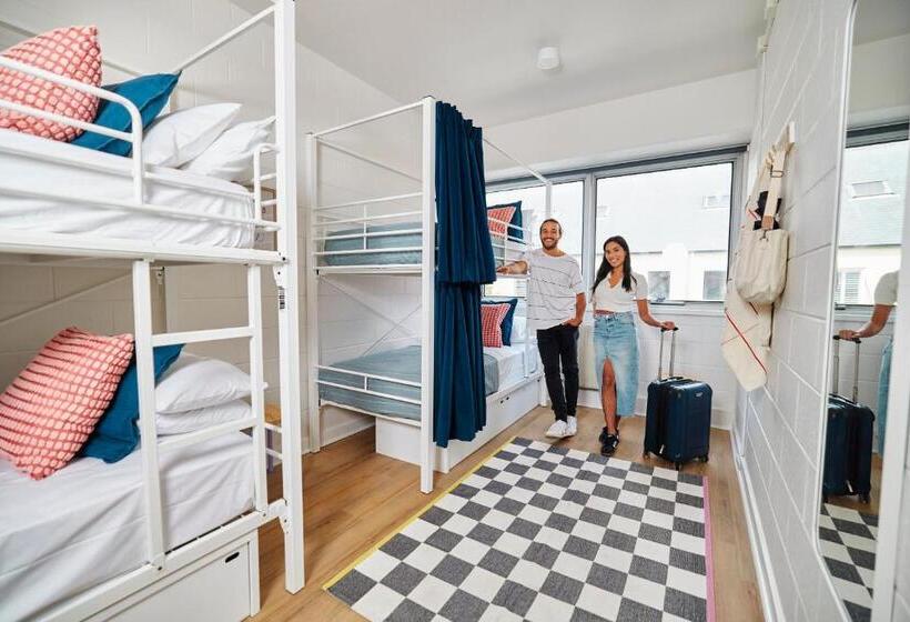 בית מלון כפרי The Village North Melbourne