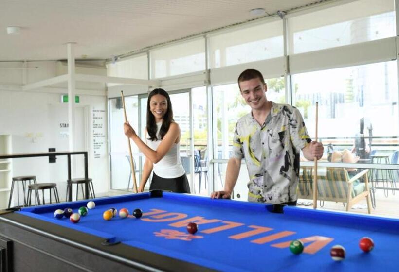 בית מלון כפרי The Village North Melbourne