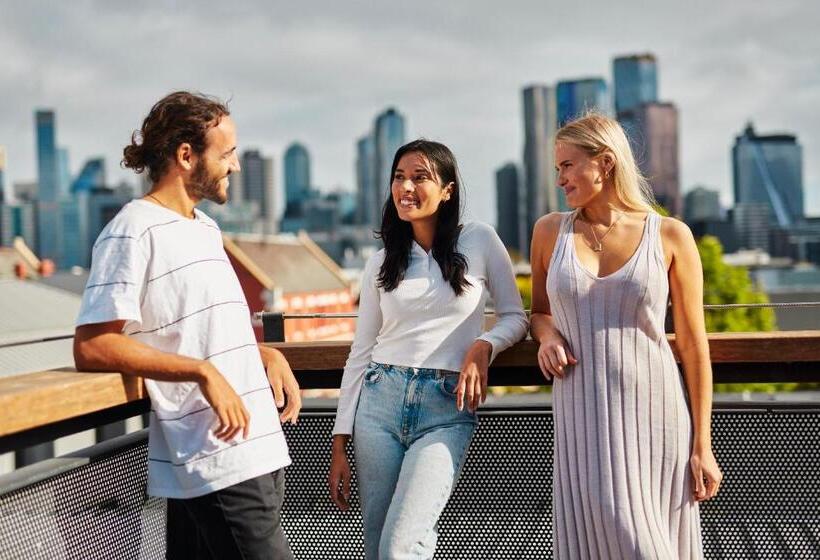 בית מלון כפרי The Village North Melbourne