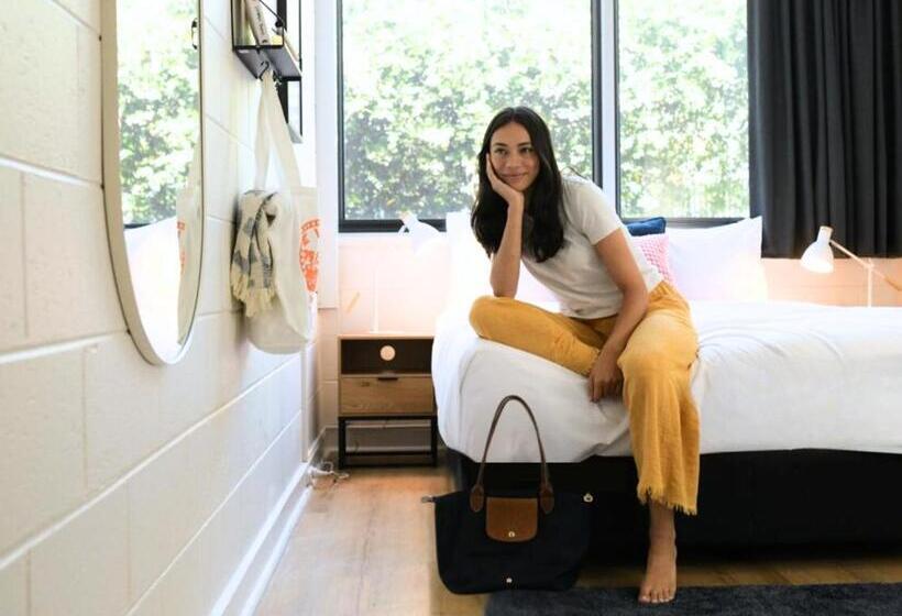 בית מלון כפרי The Village North Melbourne