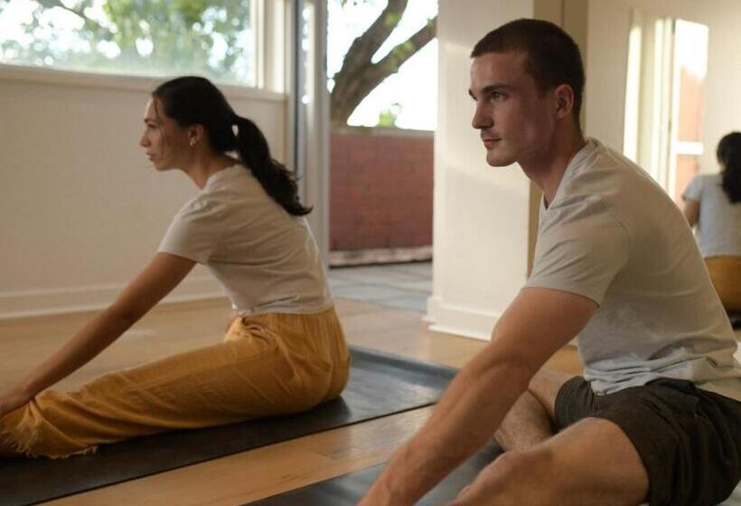 בית מלון כפרי The Village North Melbourne