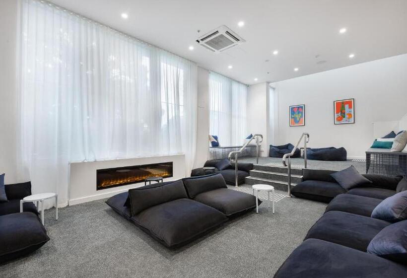 בית מלון כפרי The Village North Melbourne