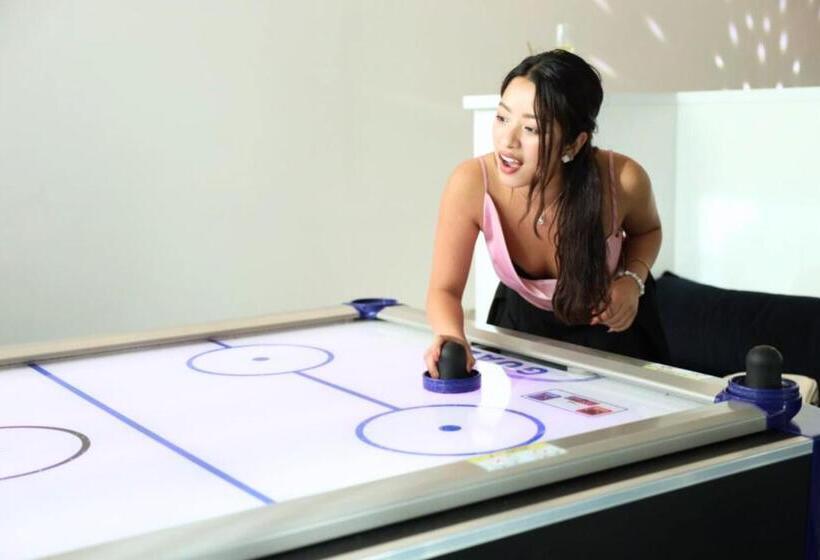 בית מלון כפרי The Village North Melbourne