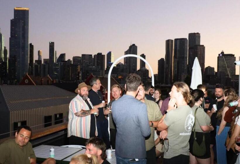 בית מלון כפרי The Village North Melbourne