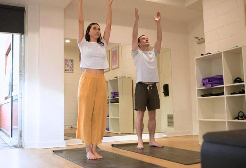 בית מלון כפרי The Village North Melbourne