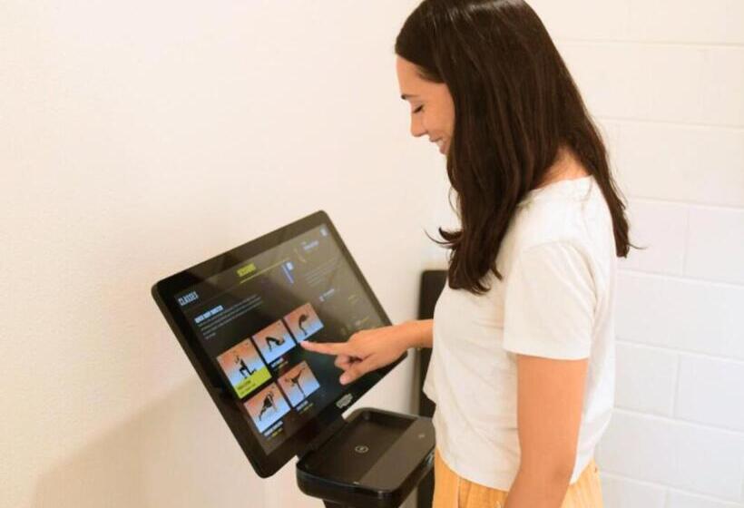 בית מלון כפרי The Village North Melbourne