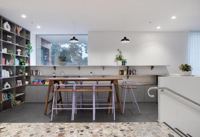 בית מלון כפרי The Village North Melbourne