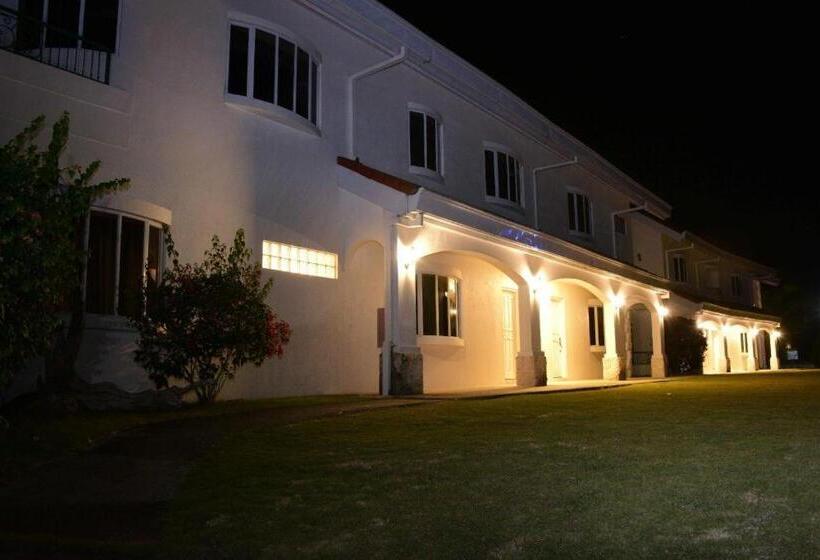 هتل Sherwood Bay Resort & Aqua Sports