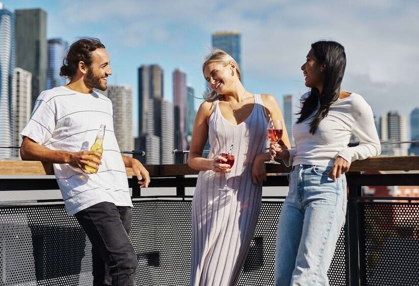 בית מלון כפרי The Village North Melbourne