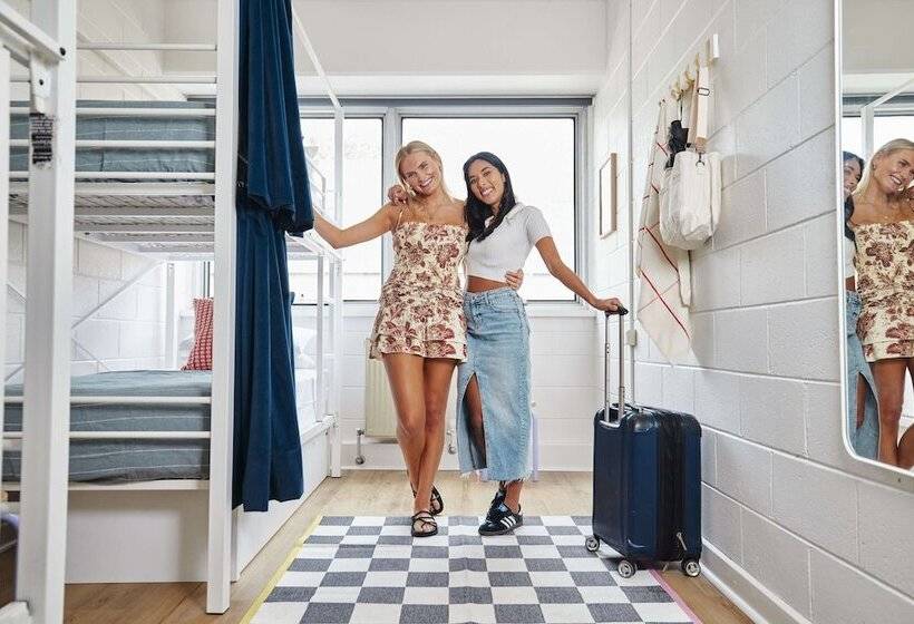 בית מלון כפרי The Village North Melbourne