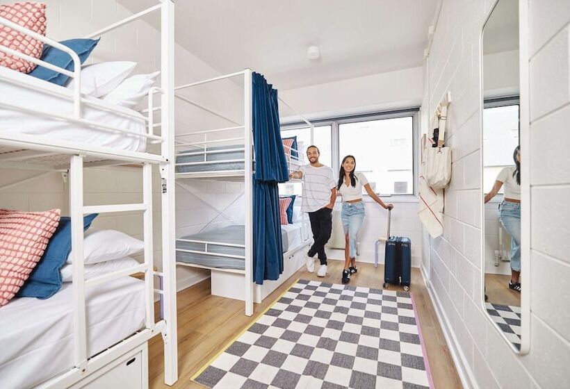 בית מלון כפרי The Village North Melbourne