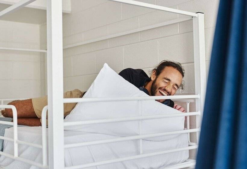 בית מלון כפרי The Village North Melbourne