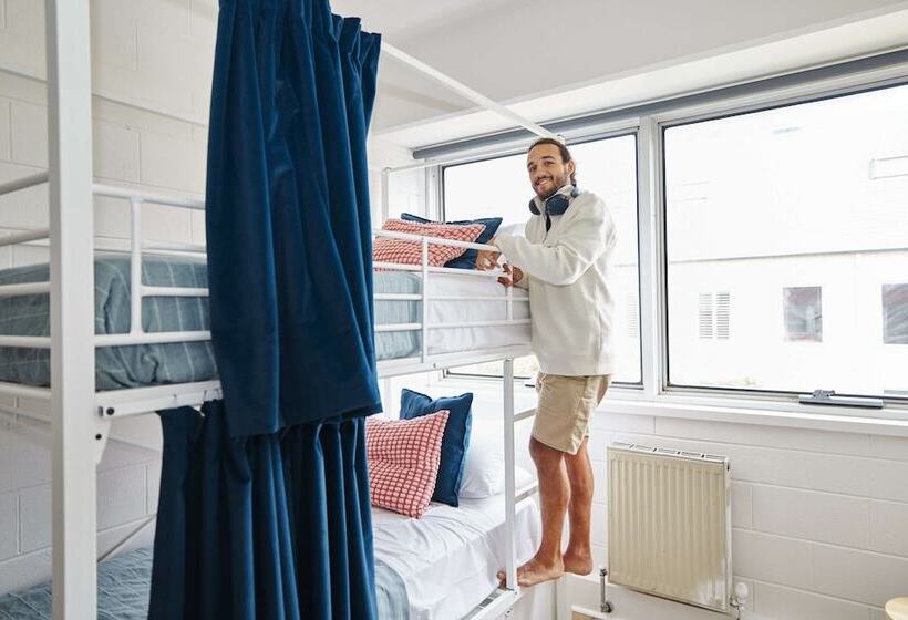 בית מלון כפרי The Village North Melbourne