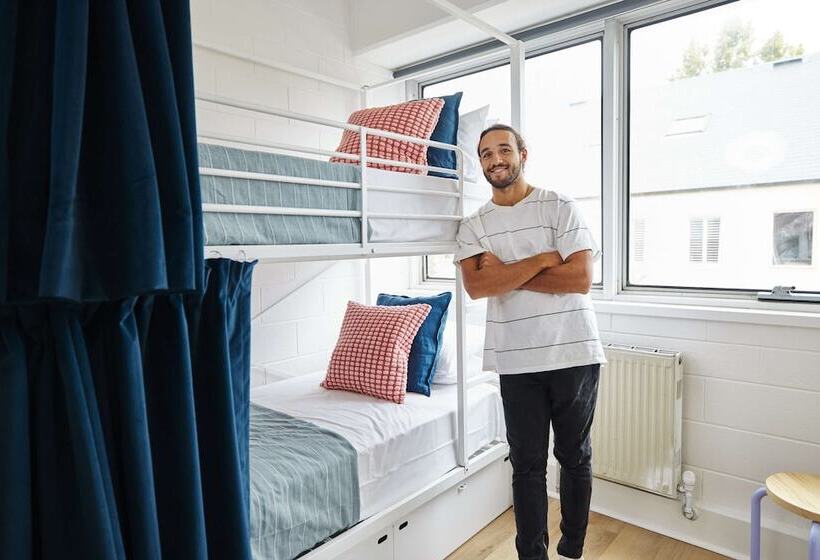 בית מלון כפרי The Village North Melbourne