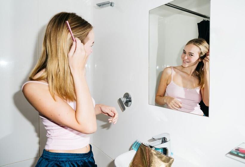 בית מלון כפרי The Village North Melbourne