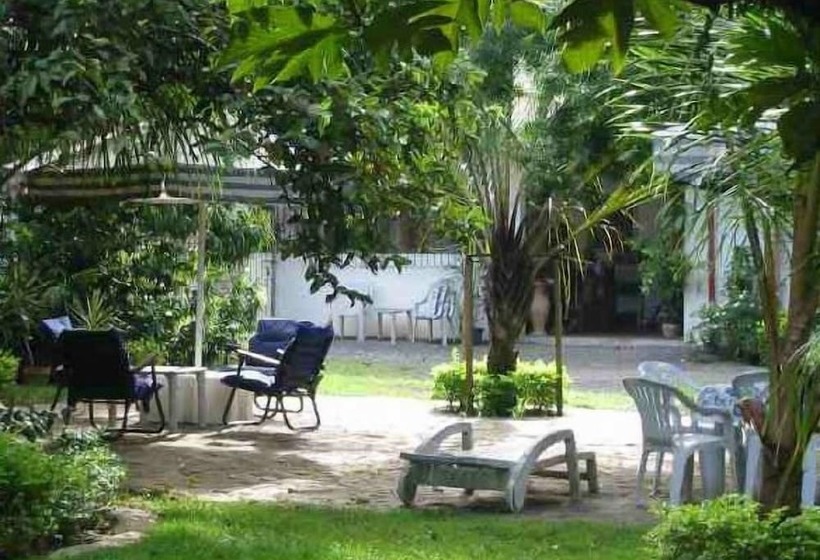 پانسیون Lapu Lapu Cottages & Restaurant