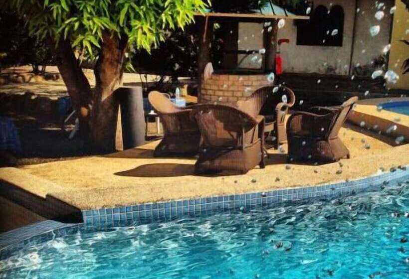 پانسیون Lapu Lapu Cottages & Restaurant