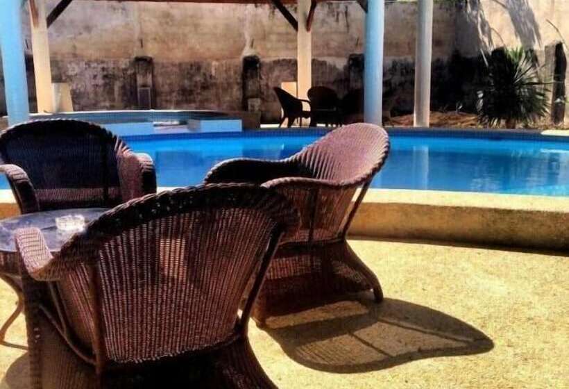 پانسیون Lapu Lapu Cottages & Restaurant