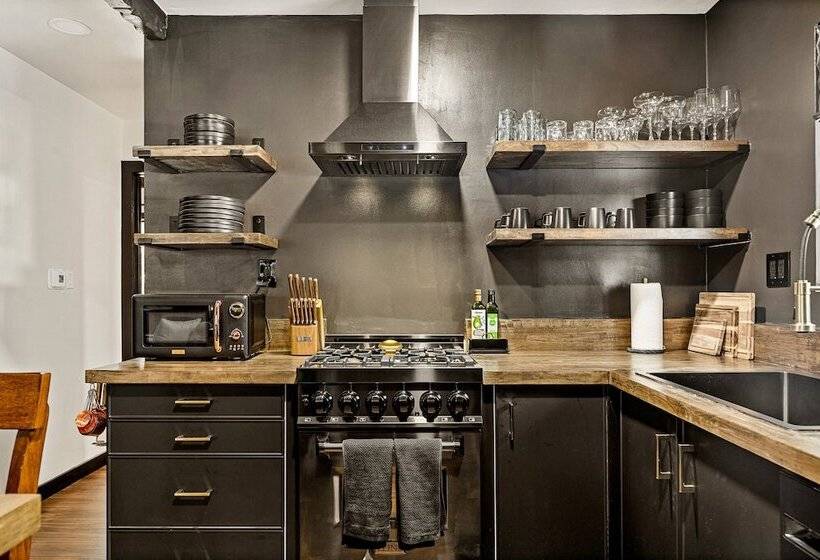 Backway Hideaway Close To The Village!