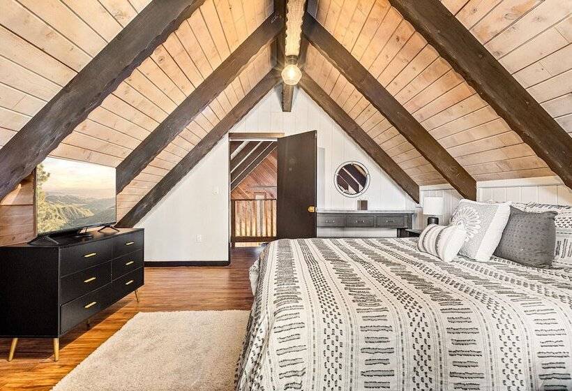 Backway Hideaway Close To The Village!