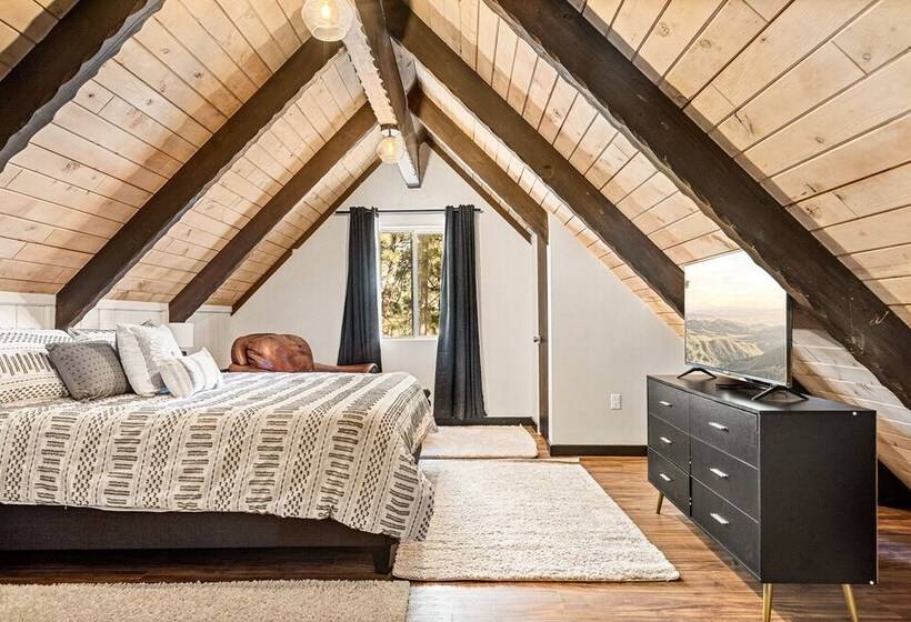 Backway Hideaway Close To The Village!