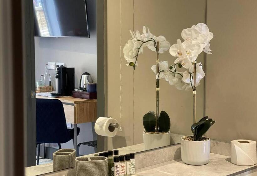 민박 The Old Talbot Hotel Milton Keynes