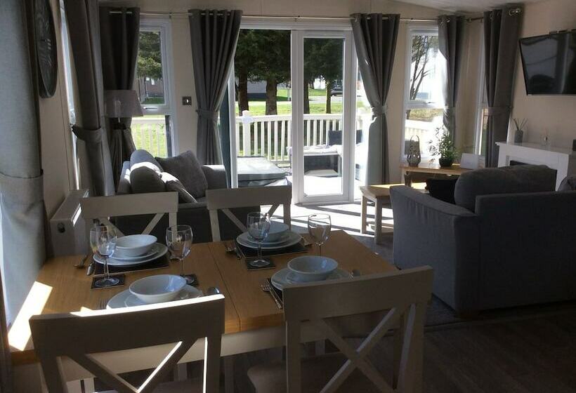 فندق 2 Bed Luxury Lodge With Hot Tub Allerthorpe York