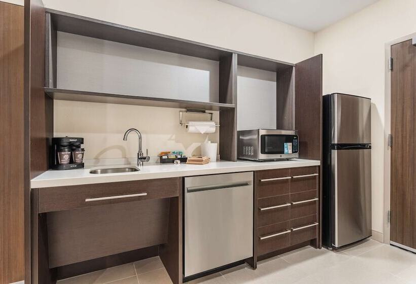 هتل Home2 Suites By Hilton Cedar Rapids Westdale