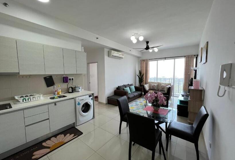 Отель D Gunduls Homestay Family Suite 2r 2b By Dgh I City