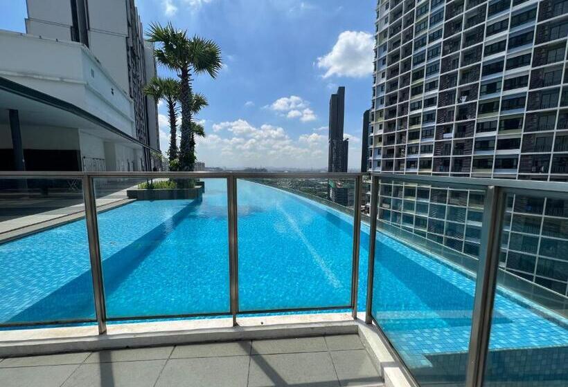 Отель D Gunduls Homestay Family Suite 2r 2b By Dgh I City