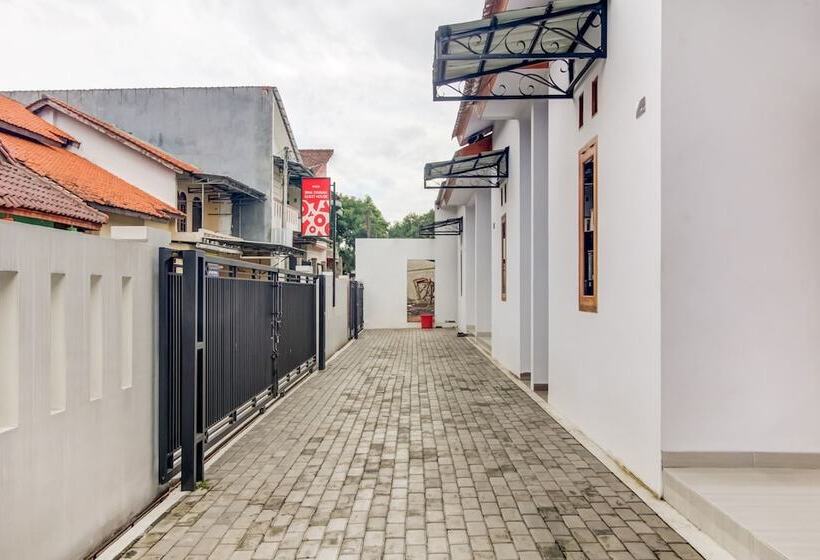 Отель Oyo 91243 Bina Syariah Guest House