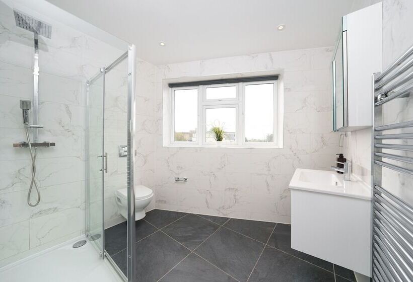 בית מלון כפרי Panther House By Oval