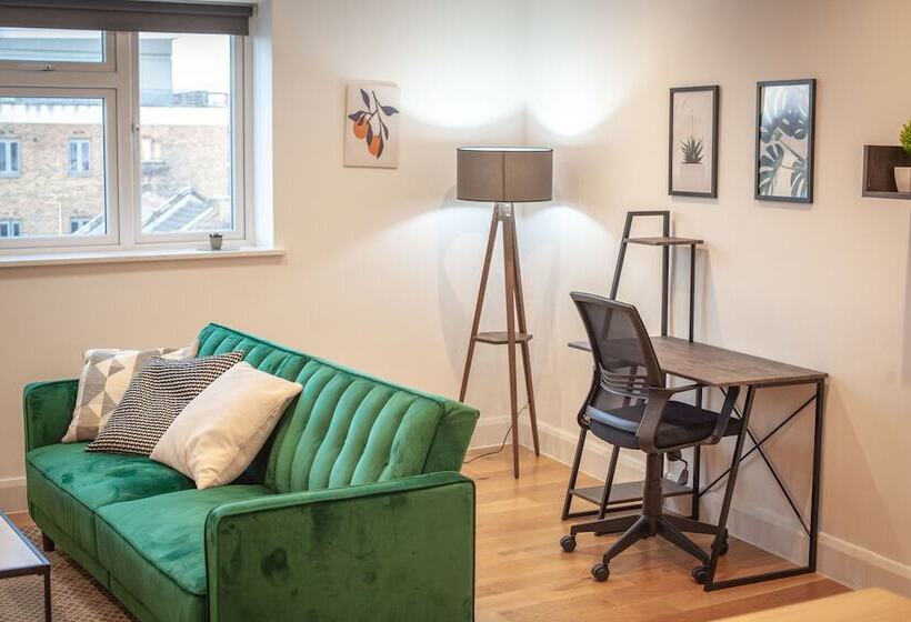 Отель Panther House By Oval