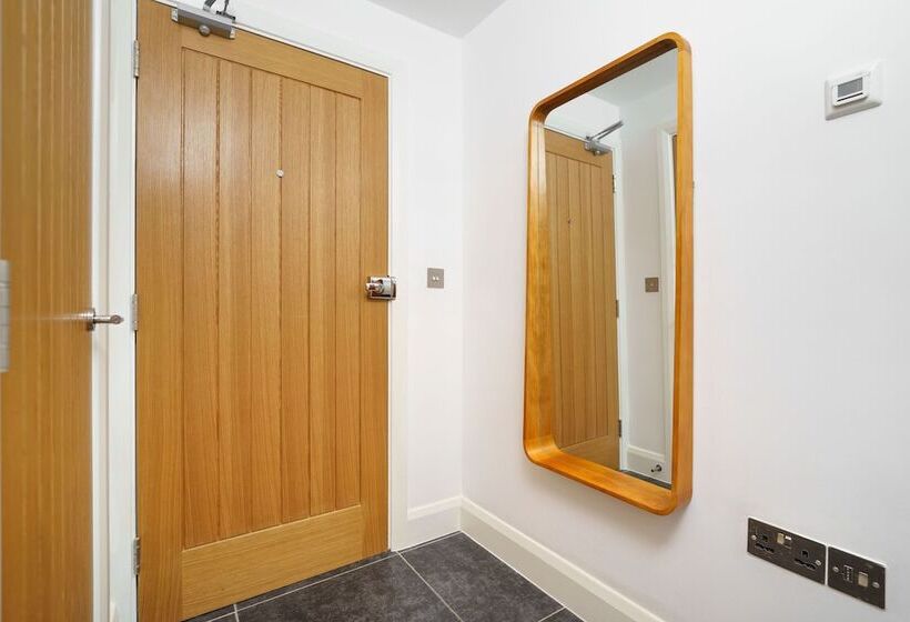 בית מלון כפרי Panther House By Oval