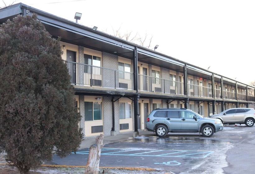 ホテル Travelodge By Wyndham Livonia Canton Novi Detroit Area