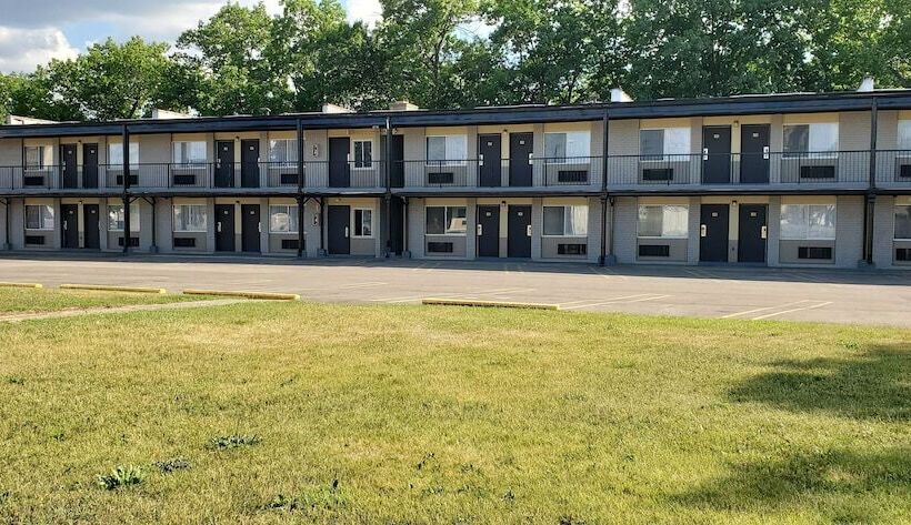 Отель Travelodge By Wyndham Livonia Canton Novi Detroit Area