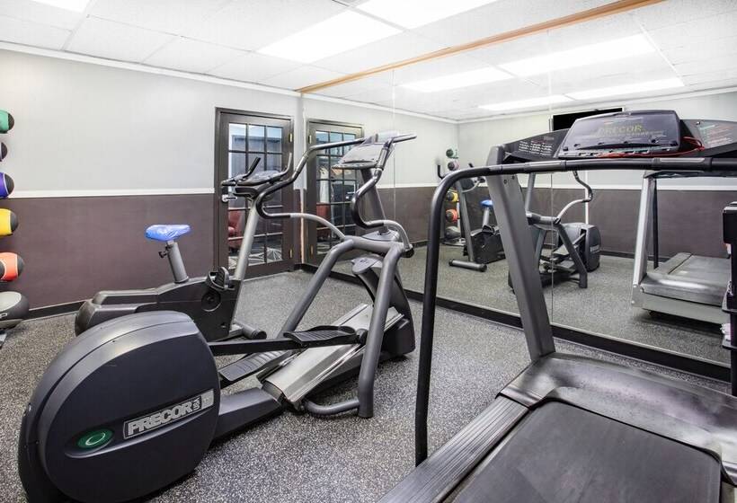 Отель Travelodge By Wyndham Livonia Canton Novi Detroit Area