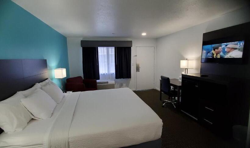 Отель Travelodge By Wyndham Livonia Canton Novi Detroit Area