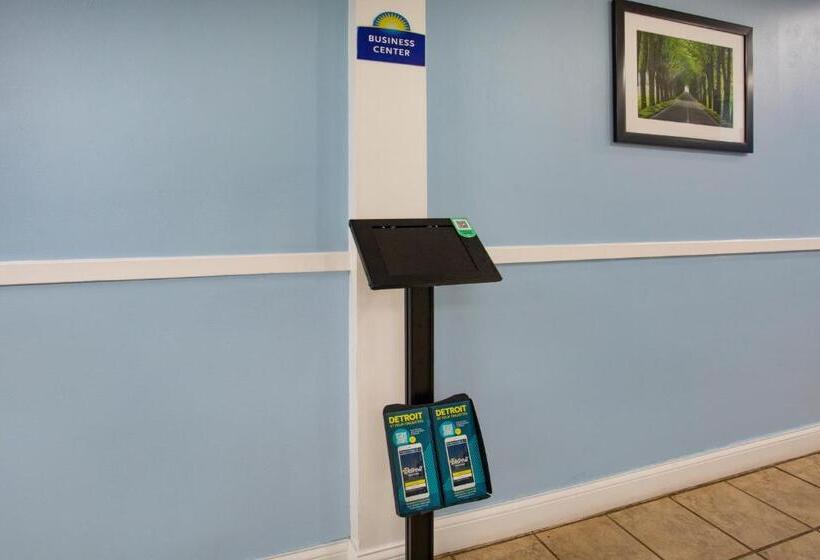 ホテル Travelodge By Wyndham Livonia Canton Novi Detroit Area