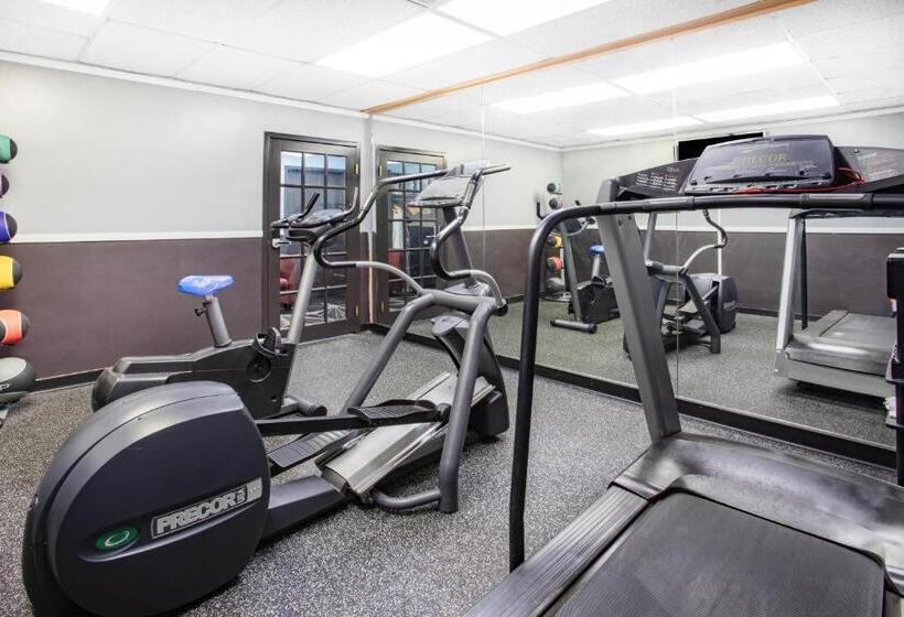 호텔 Travelodge By Wyndham Livonia Canton Novi Detroit Area