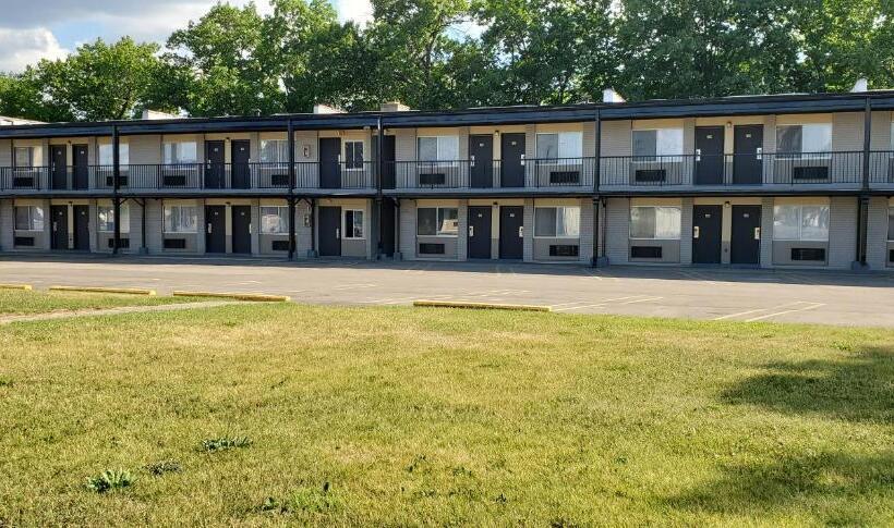 Отель Travelodge By Wyndham Livonia Canton Novi Detroit Area