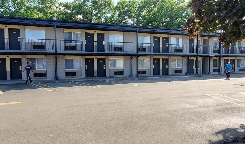 Отель Travelodge By Wyndham Livonia Canton Novi Detroit Area