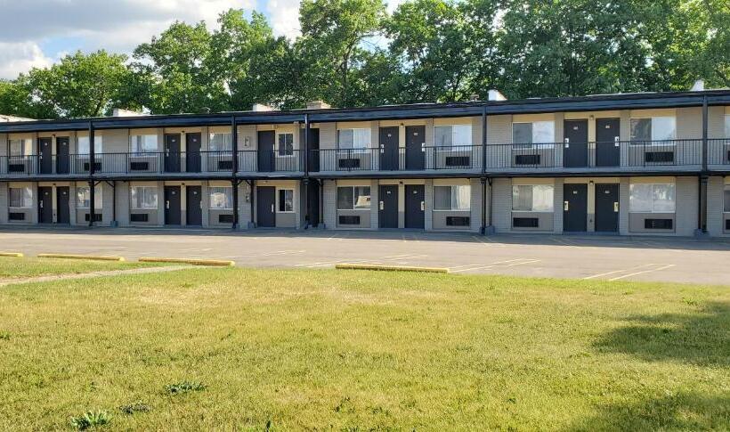 Отель Travelodge By Wyndham Livonia Canton Novi Detroit Area