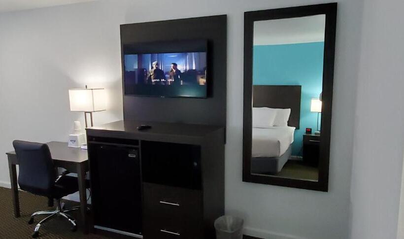 ホテル Travelodge By Wyndham Livonia Canton Novi Detroit Area