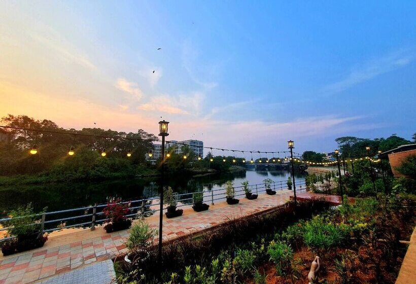 فندق Usabai Riverside Boutique