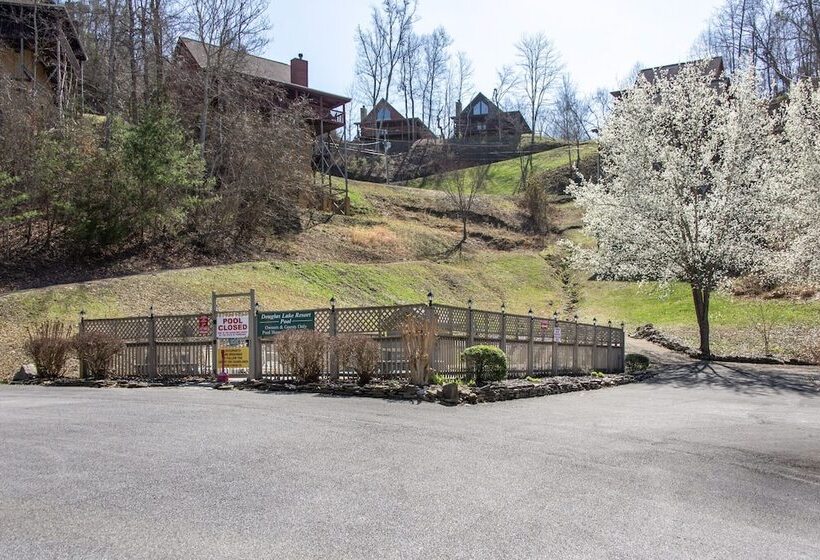 Newly Renovated Cabin W/ Hot Tub, Lake & Bbq!