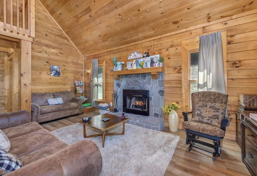 Newly Renovated Cabin W/ Hot Tub, Lake & Bbq!