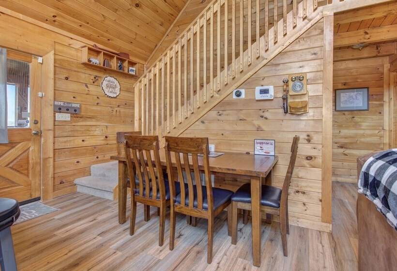 Newly Renovated Cabin W/ Hot Tub, Lake & Bbq!