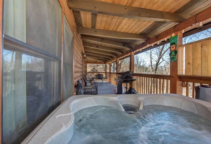 Newly Renovated Cabin W/ Hot Tub, Lake & Bbq!