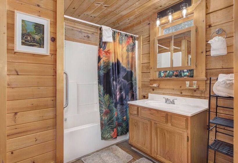 Newly Renovated Cabin W/ Hot Tub, Lake & Bbq!